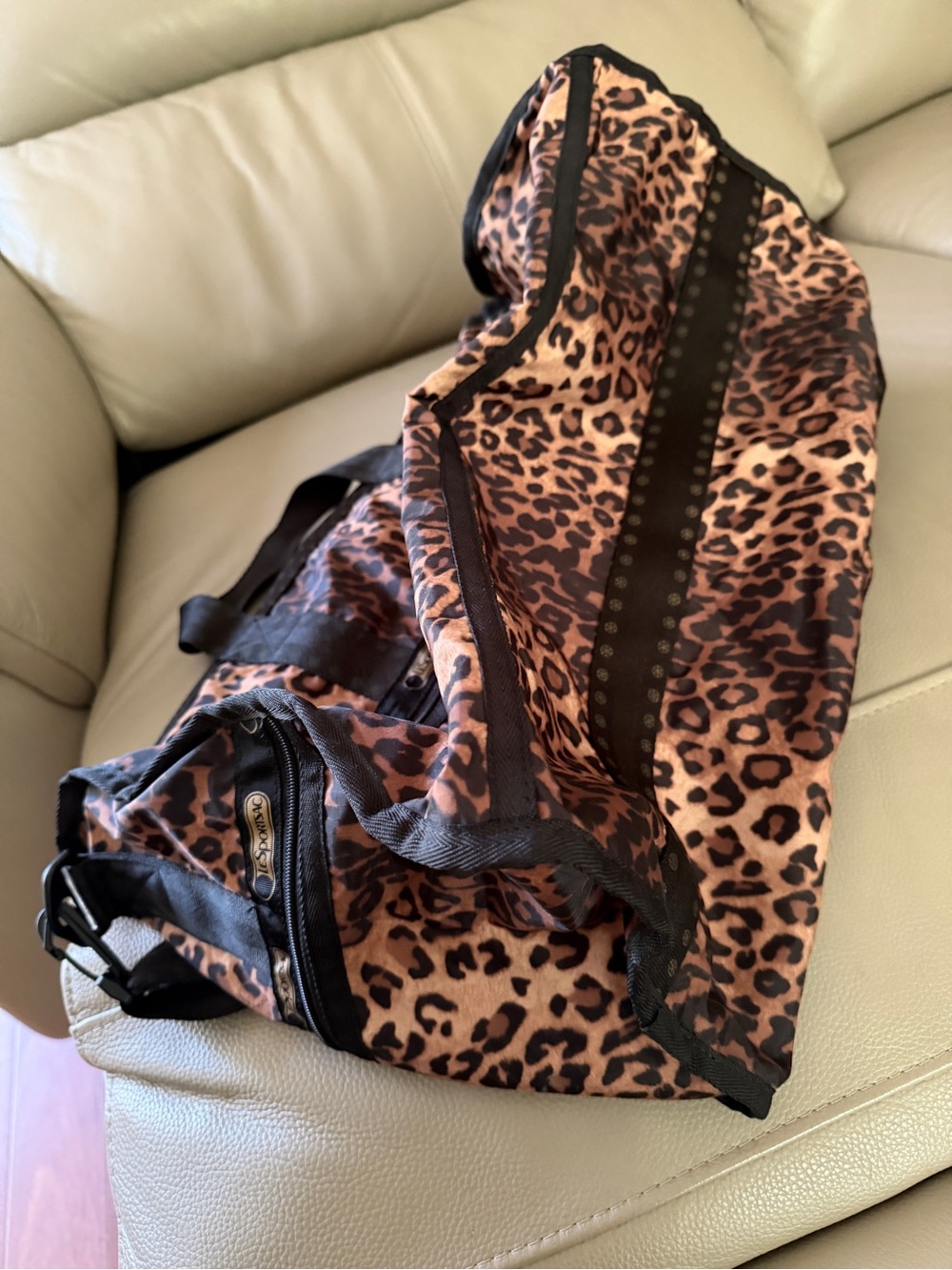 Lesportsac Leopard Print Black/Brown Weekender Duffel Bag ShoulderStrap Zippered - Picture 7 of 16